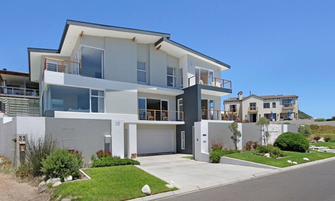 Kommetjie Villa | A luxury Beach Villa 2min stroll to the beach. Sea and mountain views. SOLAR