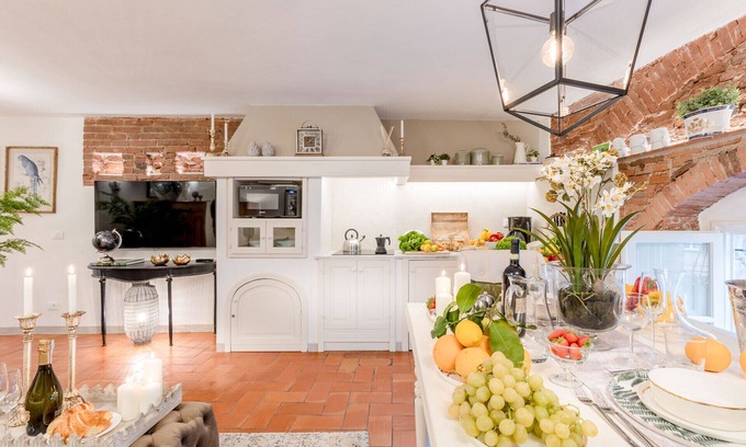 Lucca Historical Center Apartment | A Million Dollar's View: the Lucca Colosseum. Luxury 1 bedroom 1 Bathroom Apartment