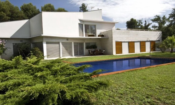 Castellarnau Villa | A modern and comfortable villa in a quiet and well-connected residential area