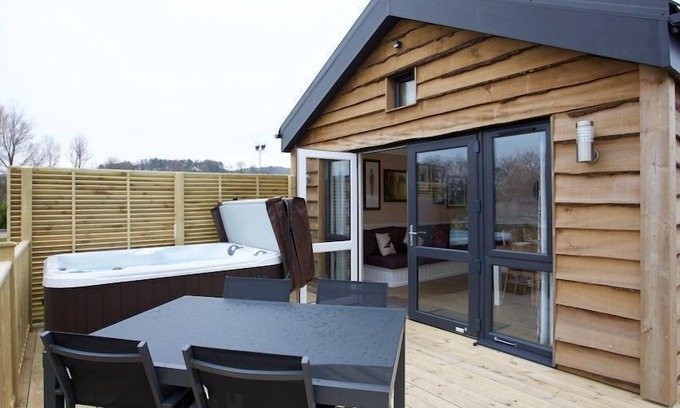 Crieff Cabin | A montana lodge with hot tub that sleeps 4 guests in 2 bedrooms