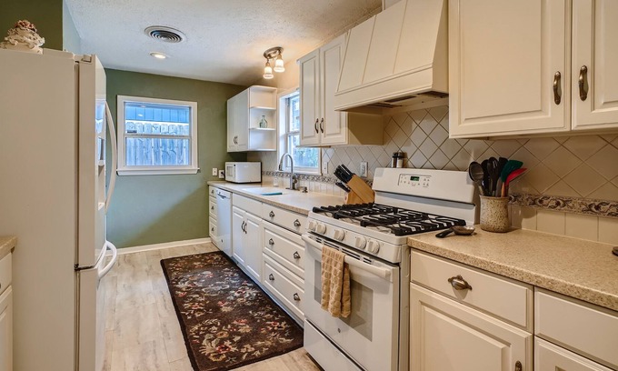 Memorial City House | A Must See - 3 bed Home w/ Pool & backyard lounge - Minutes from City Center