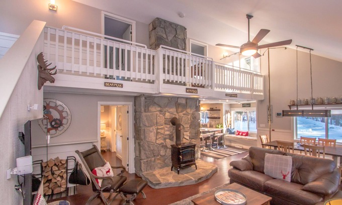 Alpine Village House | A Notch Above: Next to Attitash, close to Storyland, Saco River & North Conway