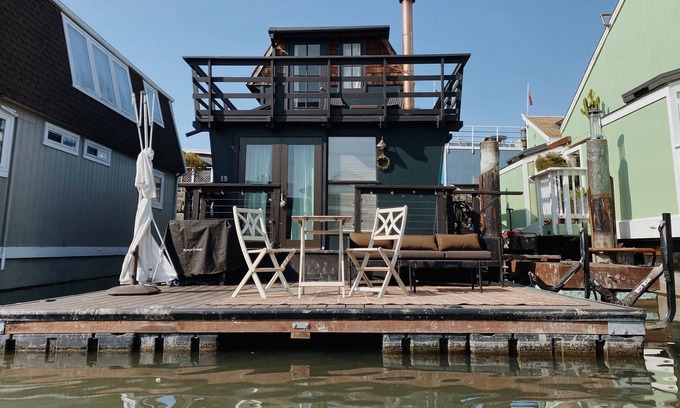 Sausalito Boat Rental | A Parisian ‘Nook’ — A Sausalito Houseboat w/ Private deck, fireplace & kayak