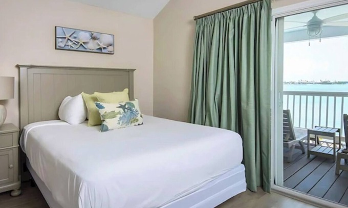 Marathon Hotel | A Place You'll Surely Enjoy! Full Kitchen, Outdoor Swimming Pool!