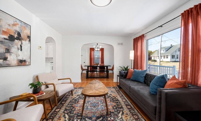 Peoria Heights House | A Pop of Color - 3BD in the Heights w/3 King Beds