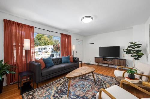 Peoria Heights House | A Pop of Color - 3BD in the Heights w 3 King Beds