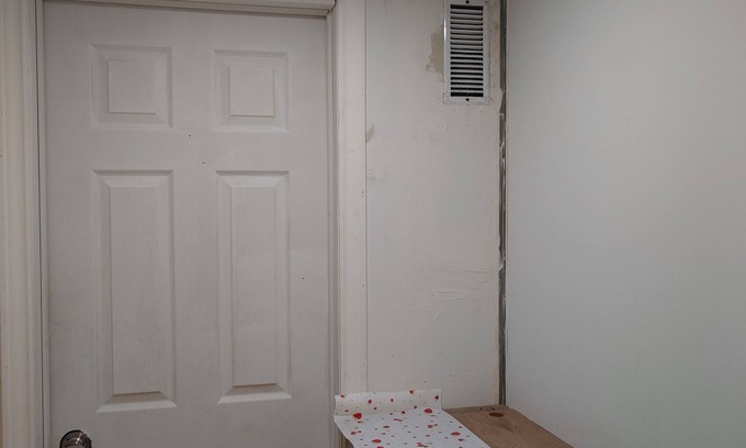 Richmond Hill House | A Private room and bathroom at PandaMotelDotCom