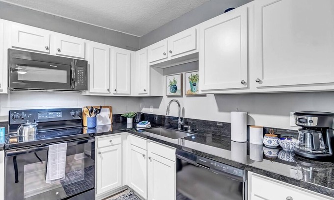 Oak Haven Apartment | ~[A] River Bank Repose Sleeps 6 Private Units~
