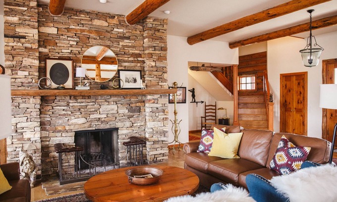 Montrose House | A River Runs Through It - Log Home, Garage Game Room, 50 Acres, 3 Min to Town