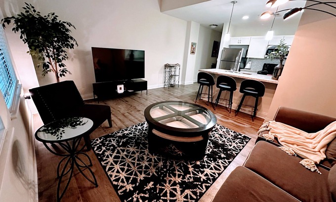 Mile Square Apartment | A Robin’s Nest with FREE parking in the heart of downtown Indianapolis.