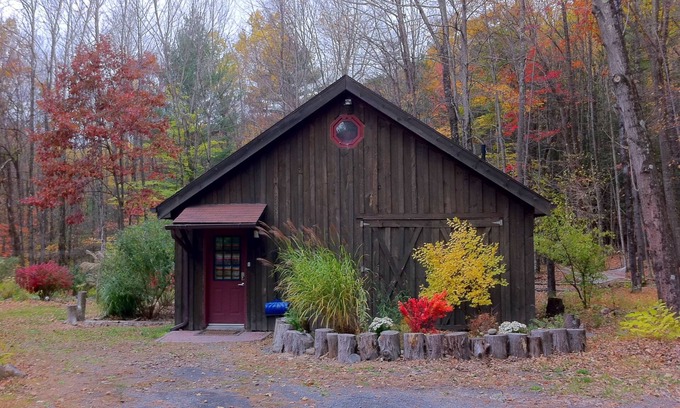 Mount Tremper House | A Romantic Escape, Woodstock Barn by A Stream with Hot Tub