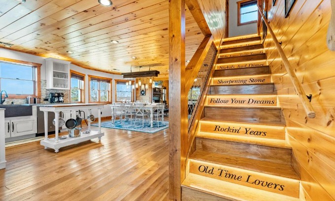 Sevierville House | A Song Writers Paradise, Hot Tub Once Owned By Dolly Parton