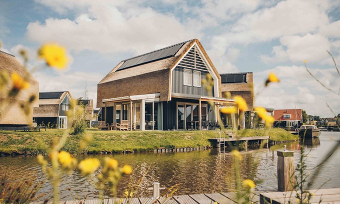 Heeg House | A spacious detached Watervilla on the outside of the park