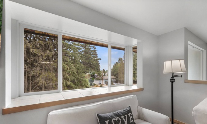 Silver Lake House | A specious 2 level 4 Beds 2 Baths home