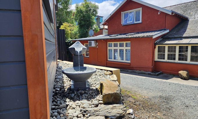 Dunedin City Centre House | A Stone's Throw From Town (Main House)