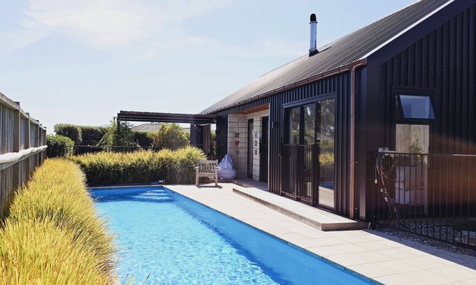 Mapua House | A stunning home in a quiet and private location. Perfect for enjoying the private pool.