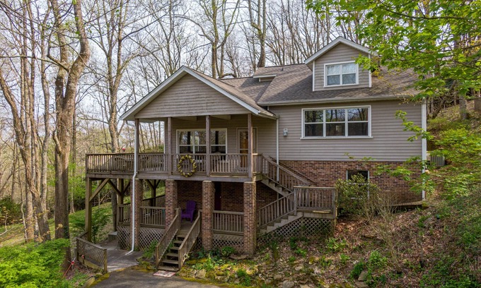 Blowing Rock House | A Treetop Escape close to Boone and Blowing Rock, large deck