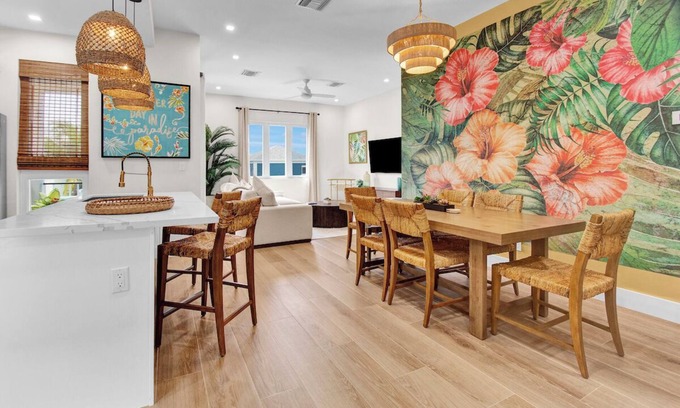 Nassau Condo | A vibrant, colorful, tropical retreat condo, 2 min drive to the beach, pool