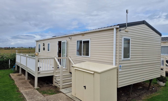 Seasalter House | A View Over the Field - Sandy Way (D/F)