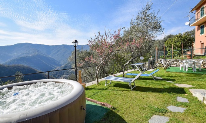 Vescina House | A well laid out vacation home with authentic furnishings and good facilities, near Recco.