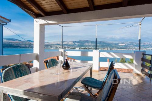 Arbanija Apartment | A2 - large apt next to beach w terrace & sea view