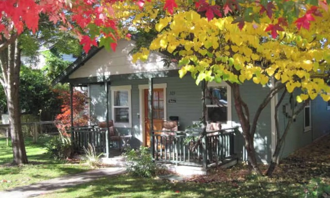 Ashland House | ABBOTT'S COTTAGES - Falcon. 2 bedroom/2 bath within walking distance to downtown