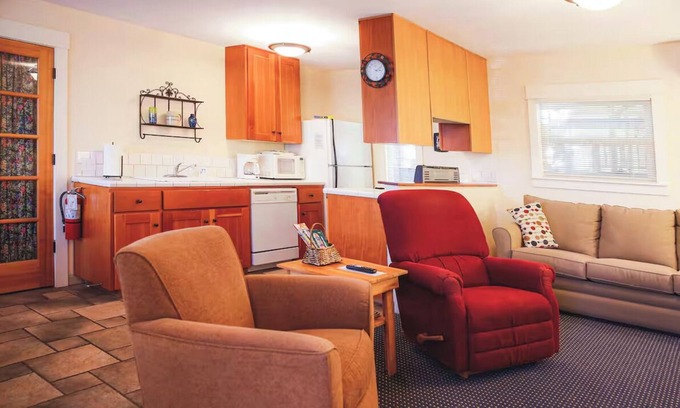 Ashland Cottage | Abbott's Cottages- The Heron. One bedroom cottage just two blocks to downtown