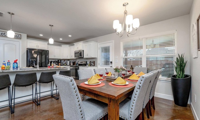 Potosi House | Abilene's Ultimate Backyard Getaway: Putt-Putt, Fire Pits, & Giant Games Galore!