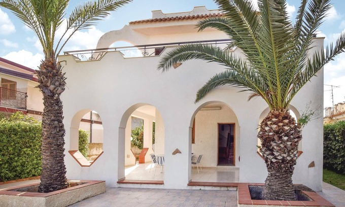 Ognina House | About 15 km from Siracusa is this vacation home with large garden surrounded by trees and native hed