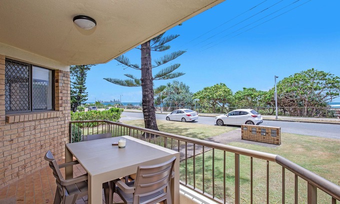 Bilinga Apartment | Absolute Beach Front Apartment