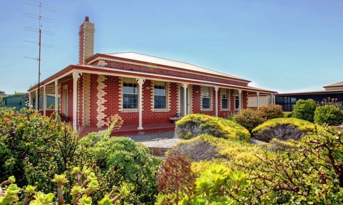 North Shields House | Absolute Beachfront Cottage - Seaside Retreat- Glorious North Shields