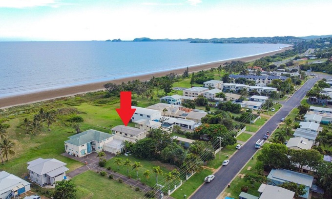 Barlows Hill House | ABSOLUTE BEACHFRONT WITH A POOL