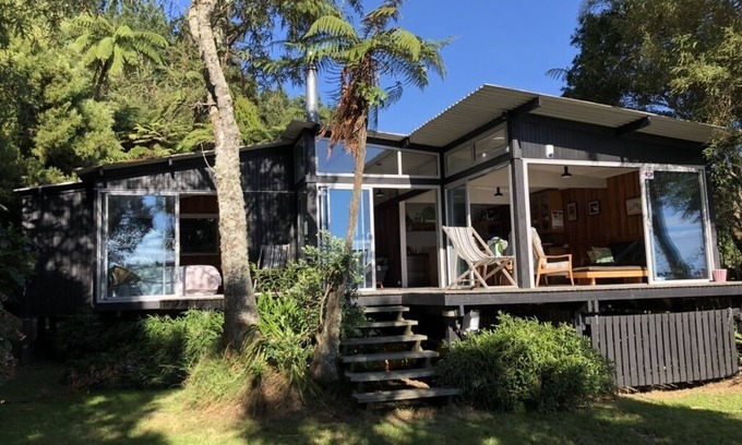 Tikitere House | Absolute Lake edge - Architects own - Rotoiti bach