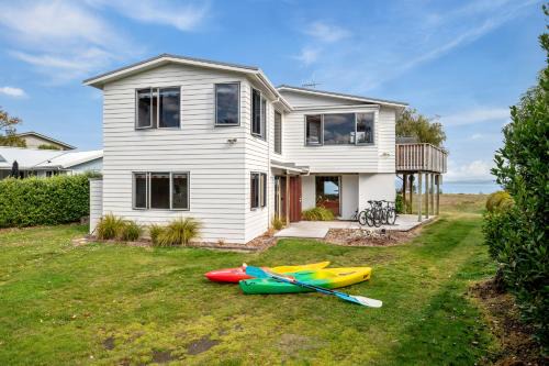 Waitahanui House | Absolute Waterfront with WiFi - Five Mile Bay Home