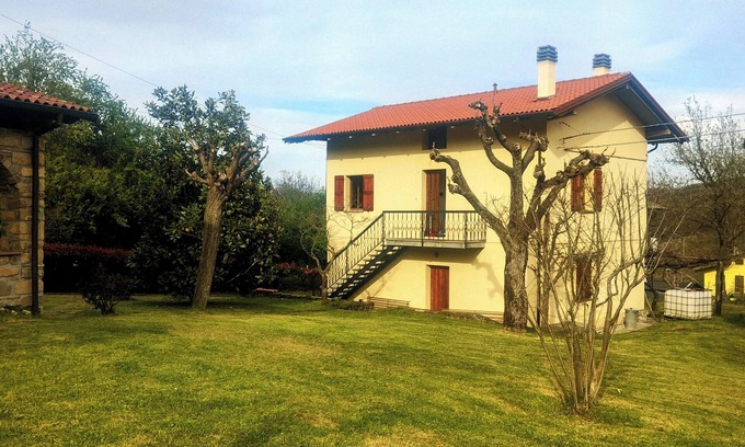 Burzanella House | Accommodation the oak trees, cottage with large garden