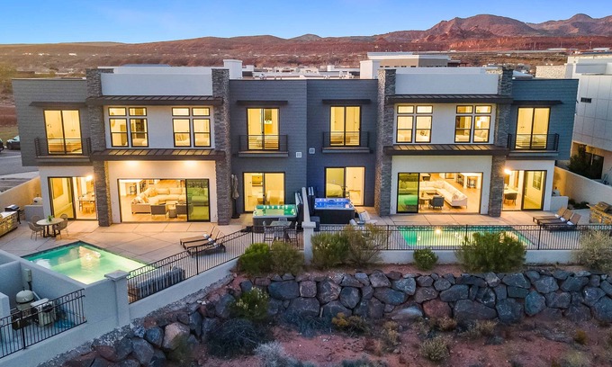 Washington House | Ace on the 8th: 2 Private Pools - Fall Break Availability!