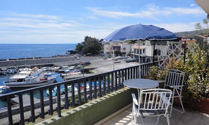 Stazzo Apartment | Acirealevacanze - Romantica Camera sul Mare