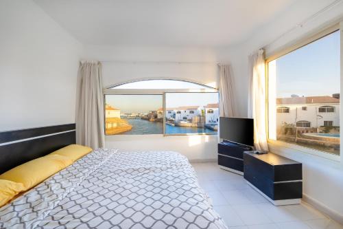 Al Mamsha El Seyahi Bed & Breakfast | Aden Beach - Sea View room with beach access in Villa