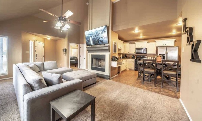 Lubbock House | Adobe Abode Duplex A - 4BR/3BA - South Lubbock