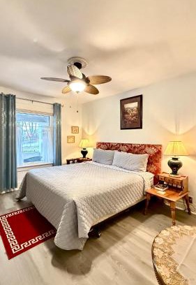 Niagara Falls House | Adorable 2-bedroom unit with jacuzzi beside falls