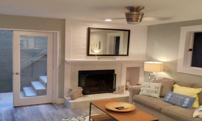 Del Mar Apartment | Adorable & Affordable! 1 BR! ~WiFi~ Walk to Beach & Shops