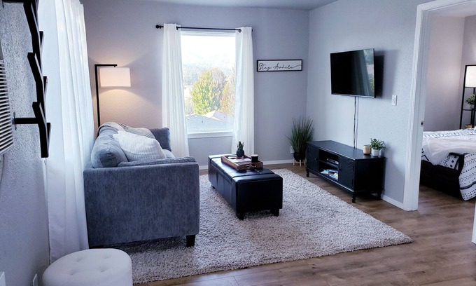 Grants Pass House | Adorable and comfortable private guest home located minutes from the hospital