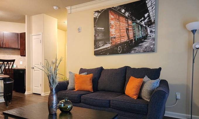 Executive Park Apartment | Adorable apartment w/ pool view