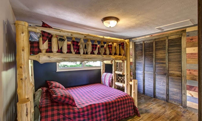 Dandridge House | Adorable Cottage with lake view.