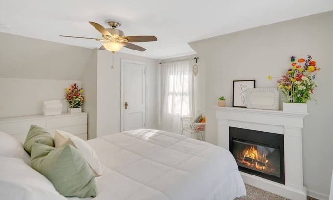 Payne - Phalen House | Adorable Home l Walk to Lake Phalen l .5 Acres