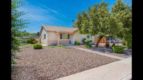 Rancho Oakey House | Adorable House only a few miles from the Strip