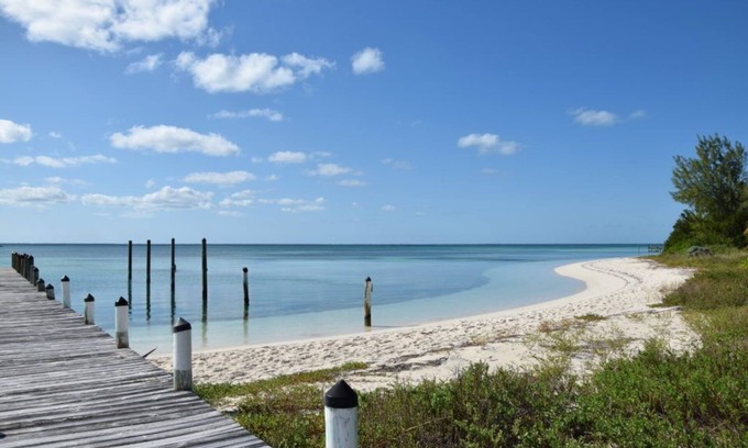 Green Turtle Cay Cottage | Adorable Pink cottage-OCEAN FRONT on Coco Bay with a dock. 25% fall discount!