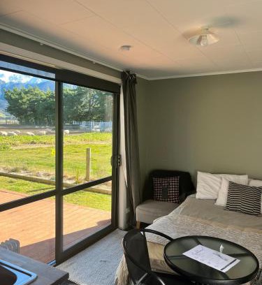 Staveley House | Adorable studio cottage with mountain views