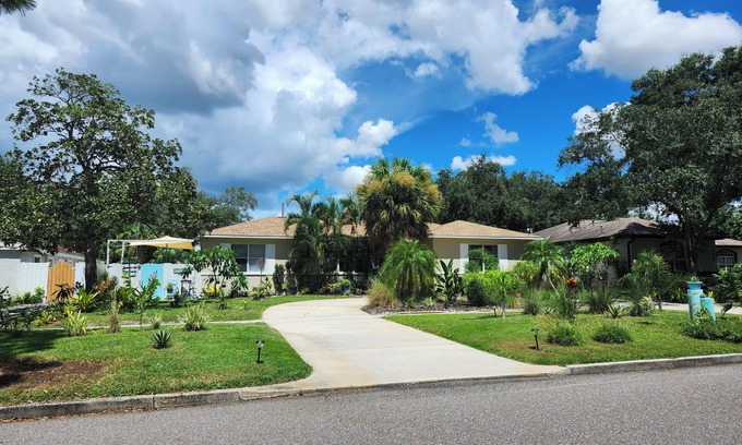 St. Petersburg - Clearwater House | Adorable sunny priv. entrance suite & bathroom w/patio close to beach & center