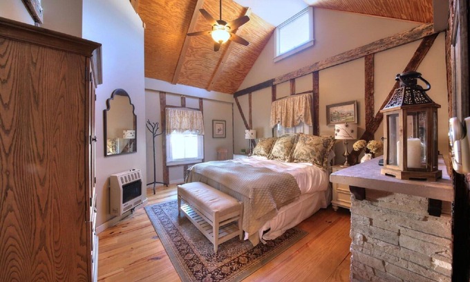 Augusta Cottage | Adorable Two-Person Bungalow nestled in the cozy town of Augusta, MO!